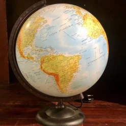 Globe terrestre lumineux coloré