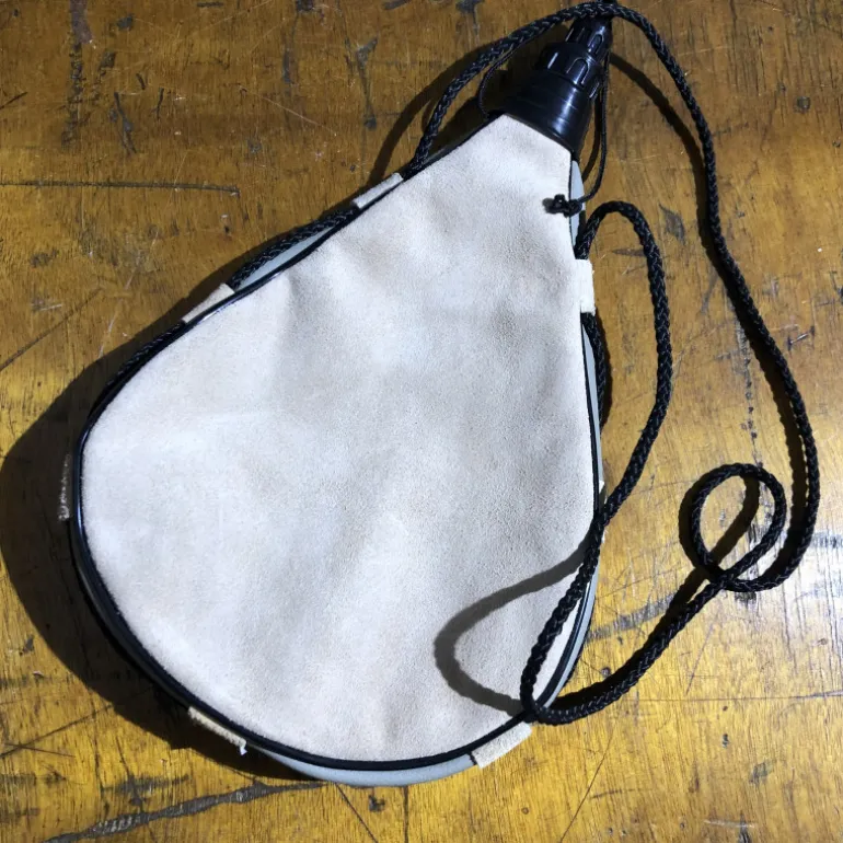 Gourde basque en cuir de taureau