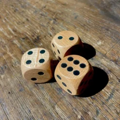 Gros dé en bois