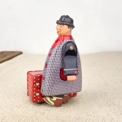 Homme à valise rouge