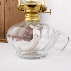 Lampe à pétrole en verre ciselé avec anse