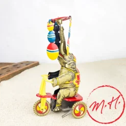 Éléphant sur tricycle mécanique