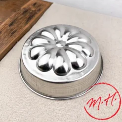 Moule à manqué avec fond rosace en fer blanc