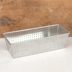 Moule à pain perforé en fer blanc
