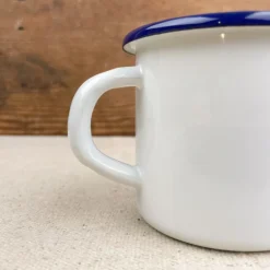 Mug en émail blanc liseré bleu