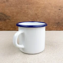 Mug en émail blanc liseré bleu