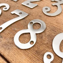 Numéro de maison en laiton chromé
