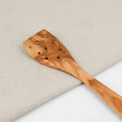 Palette de cuisine perforée en olivier