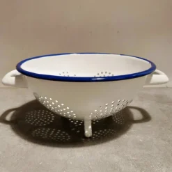 Passoire émail blanc liseré bleu