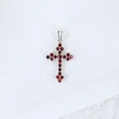 Pendentif croix Arlésienne en argent et grenats