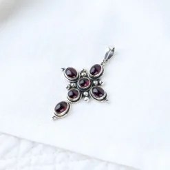 Pendentif croix grenats sur argent