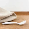 Petite cuillère en porcelaine blanche