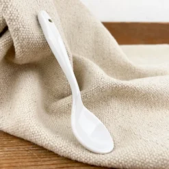 Petite cuillère en porcelaine blanche
