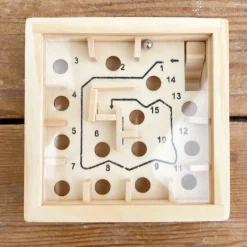Petit labyrinthe en bois