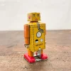 Petit robot marcheur jaune en métal
