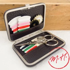Petit set de couture de voyage en cuir