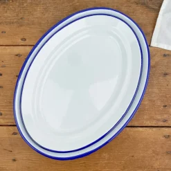 Plat de service en émail blanc liseré bleu
