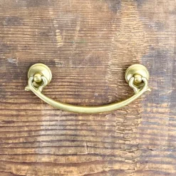 Poignée de meuble avec rosace en laiton poli