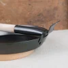 Poêle de camping en acier carbone avec manche rabattable
