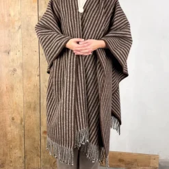 Poncho rayé en laine couleur chocolat/marron foncé