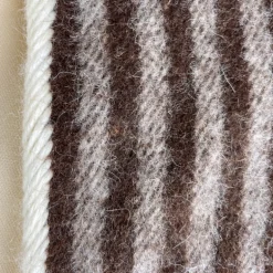 Poncho rayé en laine couleur chocolat/marron foncé