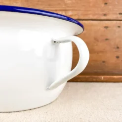 Pot de chambre en émail blanc liseré bleu