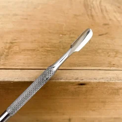 Repousse et retire cuticules