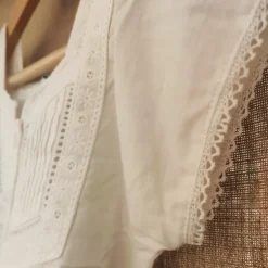 Robe blanche à manches courtes