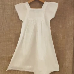 Robe blanche à manches courtes