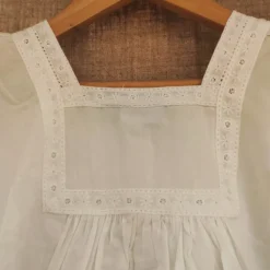 Robe blanche à manches courtes