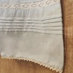 Robe bleu clair à dentelles