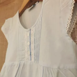 Robe bleu clair à dentelles
