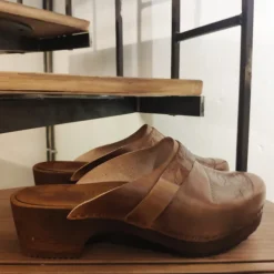 Sabots bretons en cuir embouti