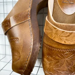 Sabots bretons en cuir embouti