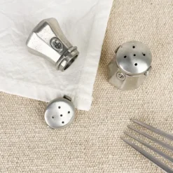 Salière et poivrière en étain