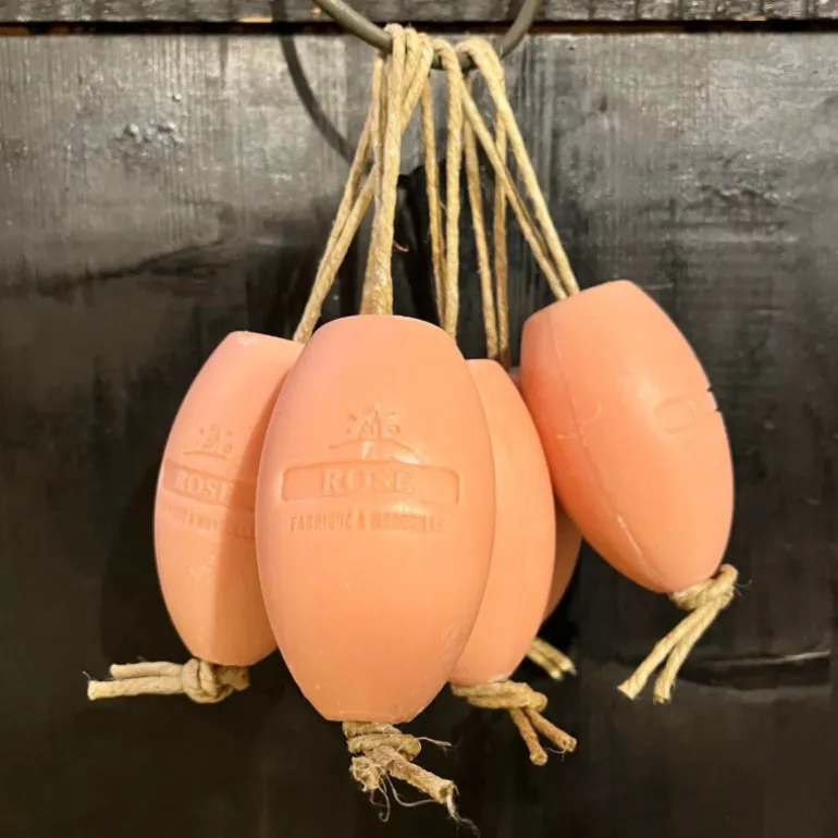 Savon ovale à corde rose