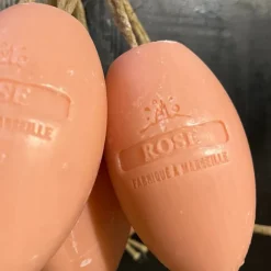 Savon ovale à corde rose