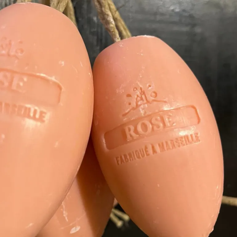 Savon ovale à corde rose