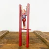 Singe acrobate en bois
