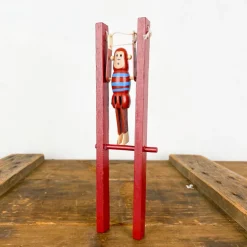 Singe acrobate en bois