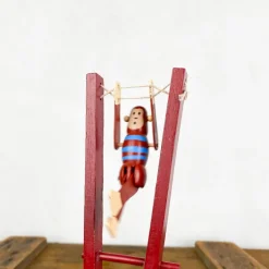Singe acrobate en bois