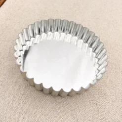 Tartelette en fer blanc à fond mobile