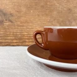 Tasse de bar brune et sa sous-tasse