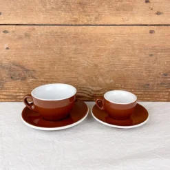 Tasse de bar brune et sa sous-tasse