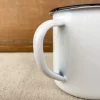 Tasse en émail blanc et liseré noir