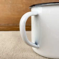 Tasse en émail blanc et liseré noir