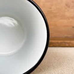Tasse en émail blanc et liseré noir