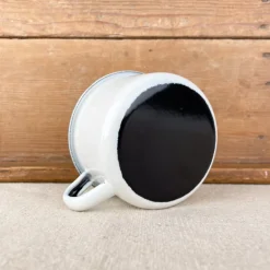 Tasse en émail blanc et liseré noir