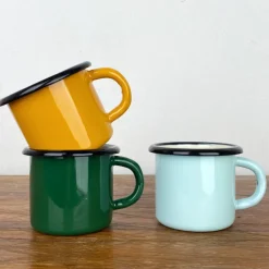 Tasse en émail coloré