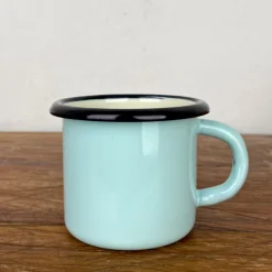 Tasse en émail coloré